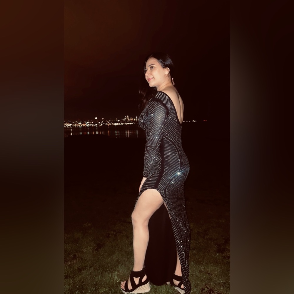 Dress purchased frm honey and only weared once. Fabulous dress❤️